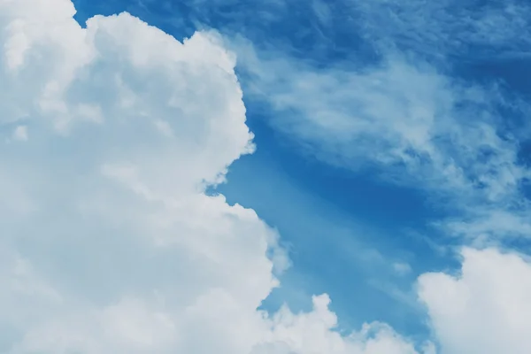 Nubes blancas y cielo azul — Foto de Stock