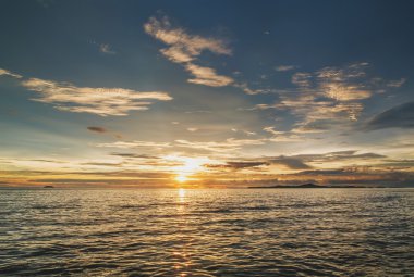 Deniz manzarası, yaz zaman Tayland tropikal okyanus üzerinde gün batımı görünümü