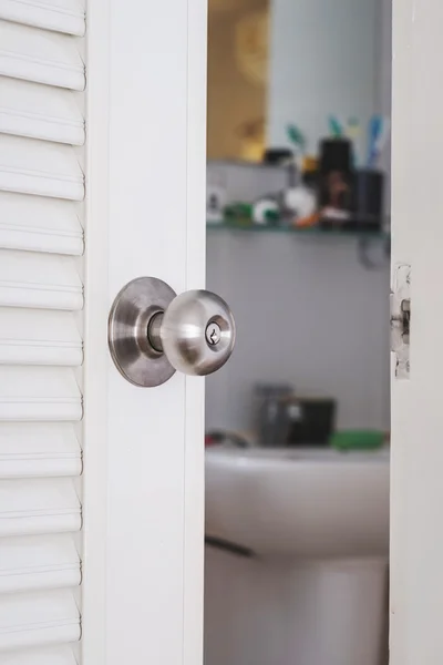 Fermer, ouverture de porte de toilette, avec articles de papeterie, mise au point sélective sur le bouton de porte — Photo