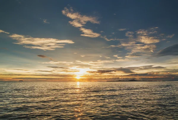 Seascape, Sunset vista sobre o oceano tropical na Tailândia, na hora de verão — Fotografia de Stock
