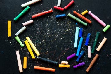 Renkli pastel pastel petrol renkler kara tahta veya kopya alanı ile siyah kağıt