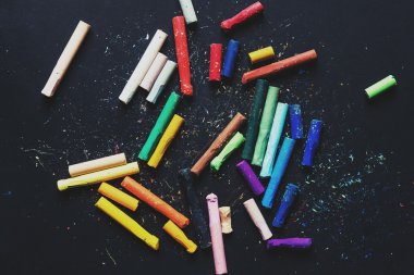 Renkli pastel pastel petrol renkler kara tahta veya siyah kağıt