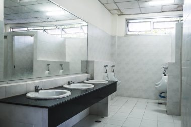 Eski kirli genel tuvalet