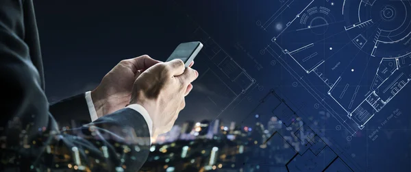 İstimal hareket eden telefon ile şehir planı mimari drawin başı gecelik işadamı