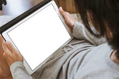 Asya'ya ait adam oturma odasında, kopya alanı ekranda dijital tablet kullanma