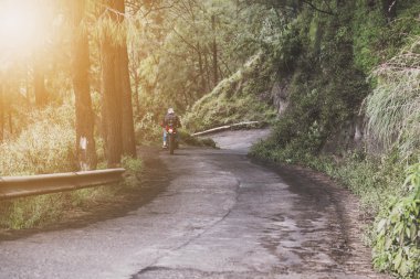Yokuş aşağı beton road, parlak güneş ışığı, vintage sesi sürme motosiklet