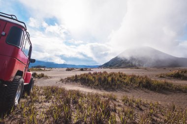 Kırmızı yol araba Mount Bromo, Endonezya, macera duruşmada kapalı