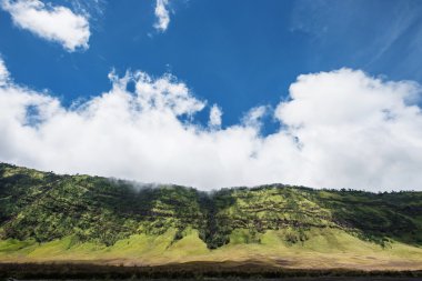 Yeşil Vadi kır manzara mavi gökyüzü ve bulutlar ile