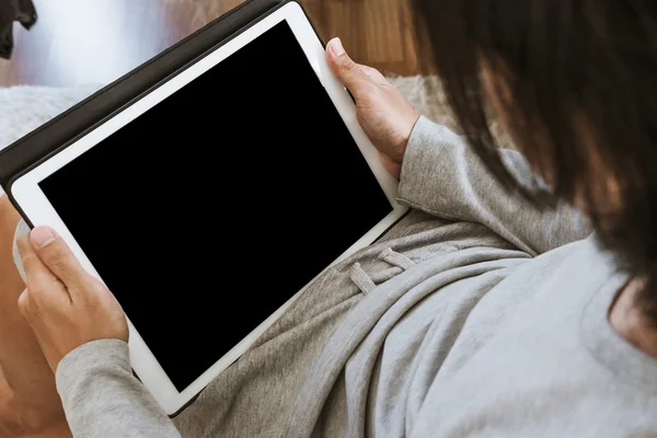 Ázsiai srác segítségével digitális tabletta, nappali, másol a hely a képernyőn — Stock Fotó