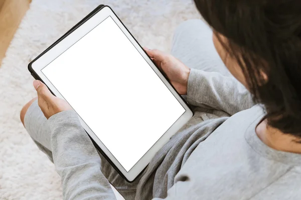 Ázsiai srác segítségével digitális tabletta, nappali, másol a hely a képernyő függőleges — Stock Fotó