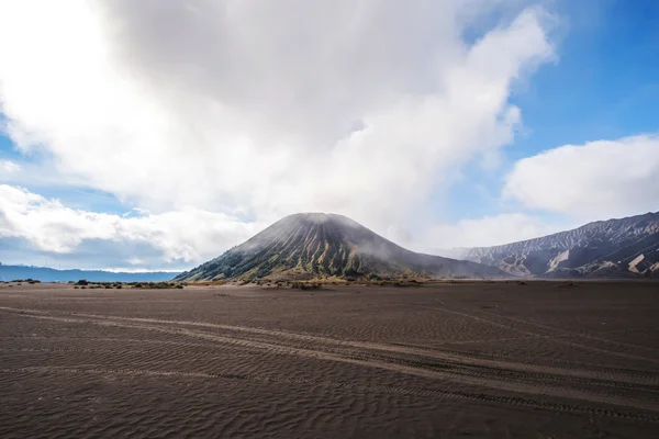 Paesaggio, Monte Bromo con piste di pneumatici, concetto di avventura — Foto Stock