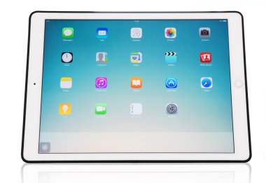 Tayland - 26 Ağustos - Apple yeni ipad Pro görüntülenirken IOS 9.3.4 homescreen, California Apple tarafından 26 Ağustos 2016 üzerinde tasarlanmış ürün