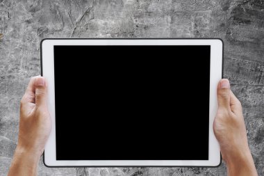 Dijital tablet ekranında, kopya alanı ile beton doku arka planda tutan el