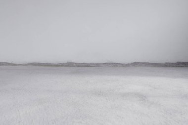 Beton zemin beyaz duvarlı.