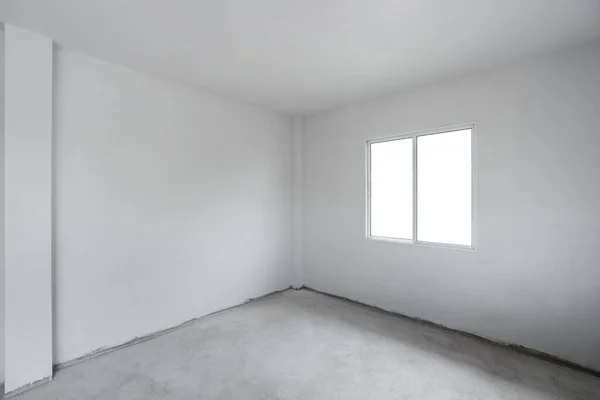 Betonowa Podłoga Cementowa Białą Ścianą Oknem Trakcie Budowy Puste Wnętrze — Zdjęcie stockowe