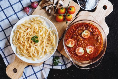 Bolonez domates soslu makarna ve taze malzemeler.