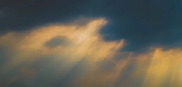暗い雲、絵画技法の光 — ストック写真