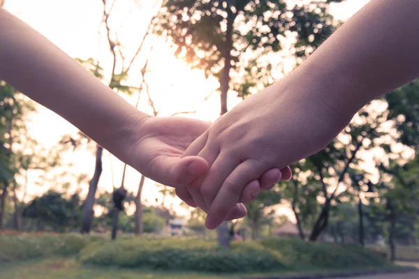 Couple holding hand in sunset — Stock Photo, Image