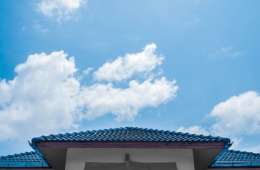 çatı ve gökyüzü