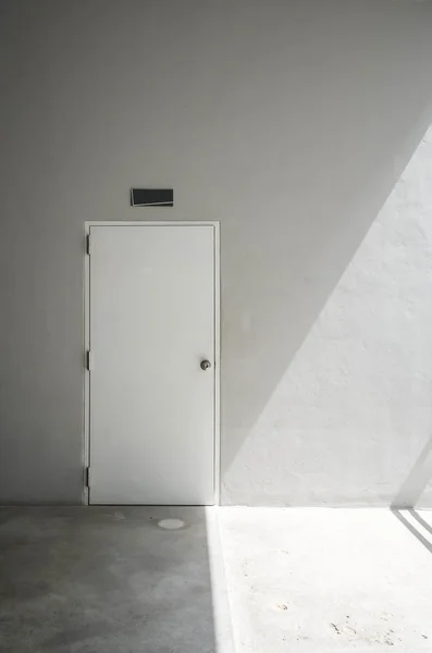 Moderne Tür mit Schatten und Schatten — Stockfoto