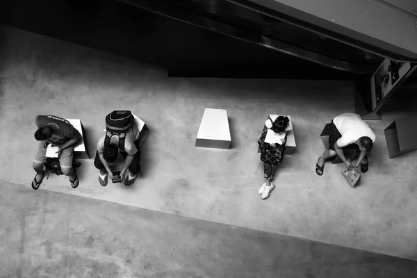 People sitting, black and white — Stock Photo, Image