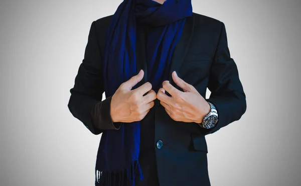 Бизнесмен в зимнем костюме с шарфом — стоковое фото