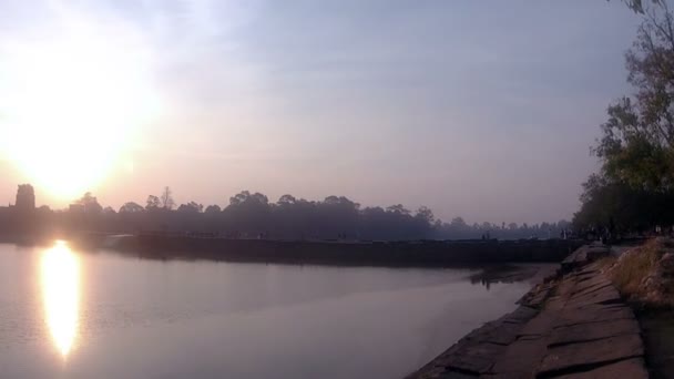 Восход солнца у входа в Храм Ангкор Ват — стоковое видео