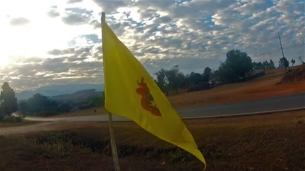 Ondeando bandera amarilla en Tailandia — Vídeo de stock