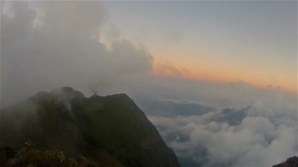 Dağın tepesinde Doi Chiang Dao gündoğumu — Stok video