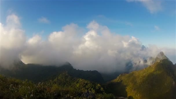 Soluppgång på en bergstopp Doi Chiang Dao5 — Stockvideo