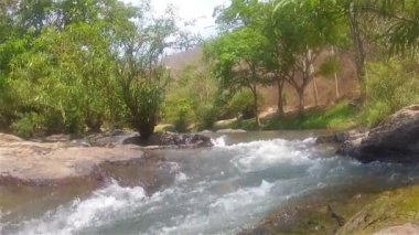 Dağ nehir Mae Khan