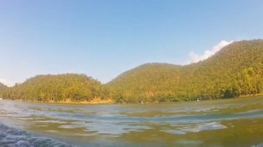 Mae Ngat Somboon Chon motorlu bir tekne yelken