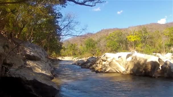 Tubería en un río de montaña2 — Vídeo de stock