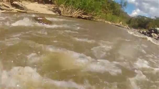 Tubulação em um rio de montanhas7 — Vídeo de Stock
