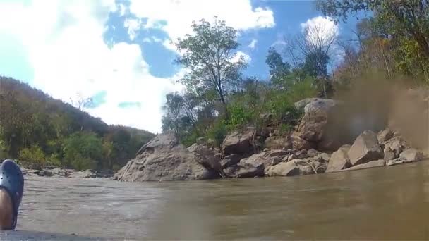 Tubería en un río de montaña9 — Vídeos de Stock