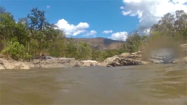 Tubería en un río de montaña10 — Vídeo de stock