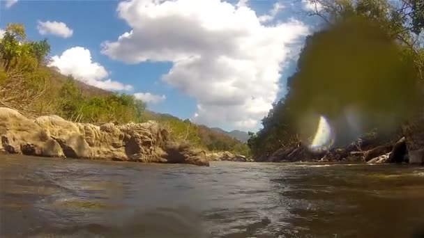 Tubería en un río de montaña16 — Vídeo de stock