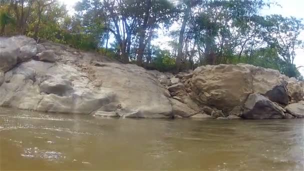 Tubulação em um rio de montanhas15 — Vídeo de Stock
