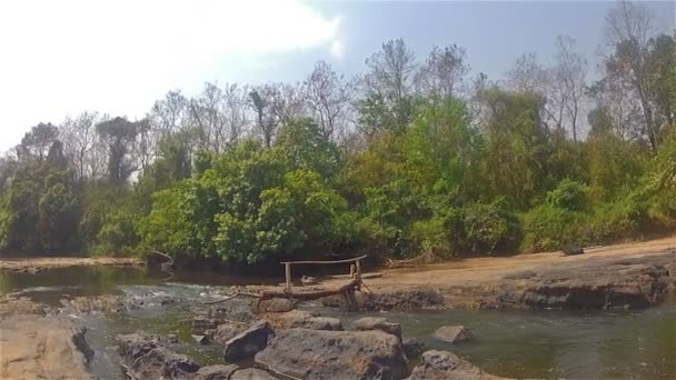 Ponte sobre o rio da montanha — Vídeo de Stock