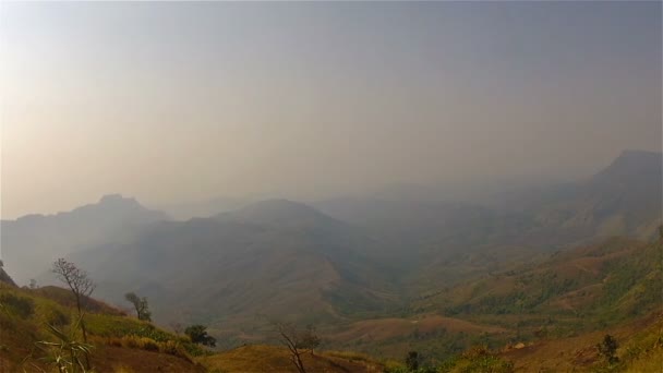 Phu Hin Rong Kla Milli Parkı içinde dağ manzarası — Stok video