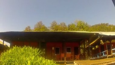 Konuk Evi göl kenarında
