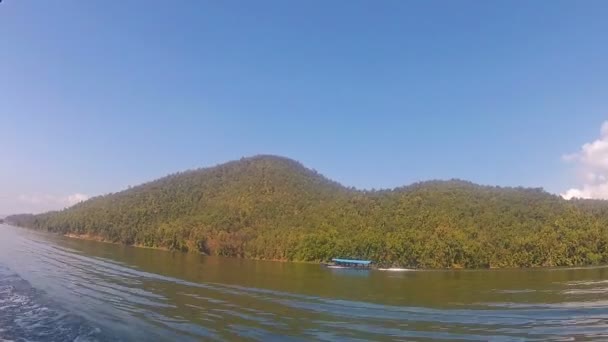Navega en barco a motor en Mae Ngat Somboon Chon2 — Vídeos de Stock