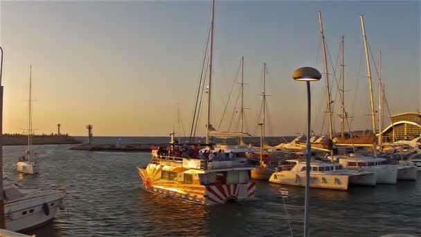 Barcos en puerto deportivo al atardecer5 — Vídeo de stock