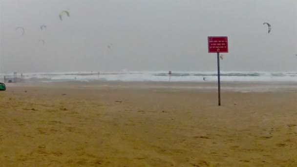 Kitesurfare på stranden Tel Aviv2 — Stockvideo