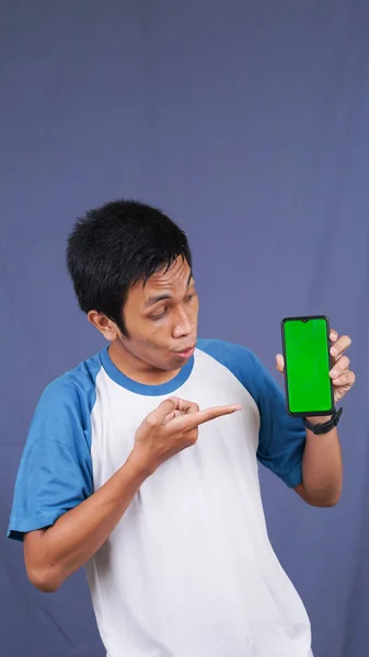 Asian Man Pointing Green Screen Handphone — Stock Photo, Image