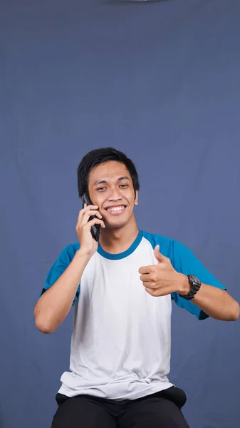 Asiático Homem Chamando Expressão — Fotografia de Stock