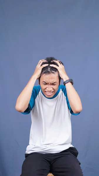 Ásia Homem Estresse Gesto Expressão Segurando Cabeça Cabelo Com Isolado — Fotografia de Stock