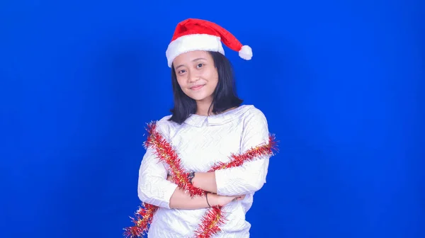 Asijské Žena Sobě Vánoční Klobouk Izolované Modré Pozadí — Stock fotografie