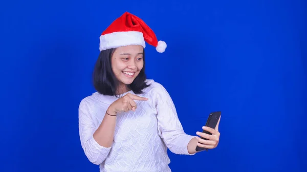 Asijské Žena Sobě Vánoční Klobouk Šťastný Výraz Překvapení Pohled Handphone — Stock fotografie