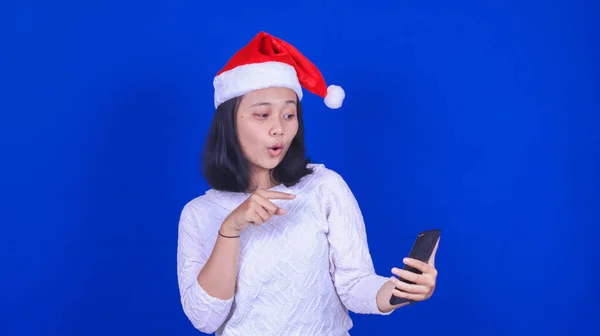 Asijské Žena Sobě Vánoční Klobouk Šťastný Výraz Překvapení Pohled Handphone — Stock fotografie